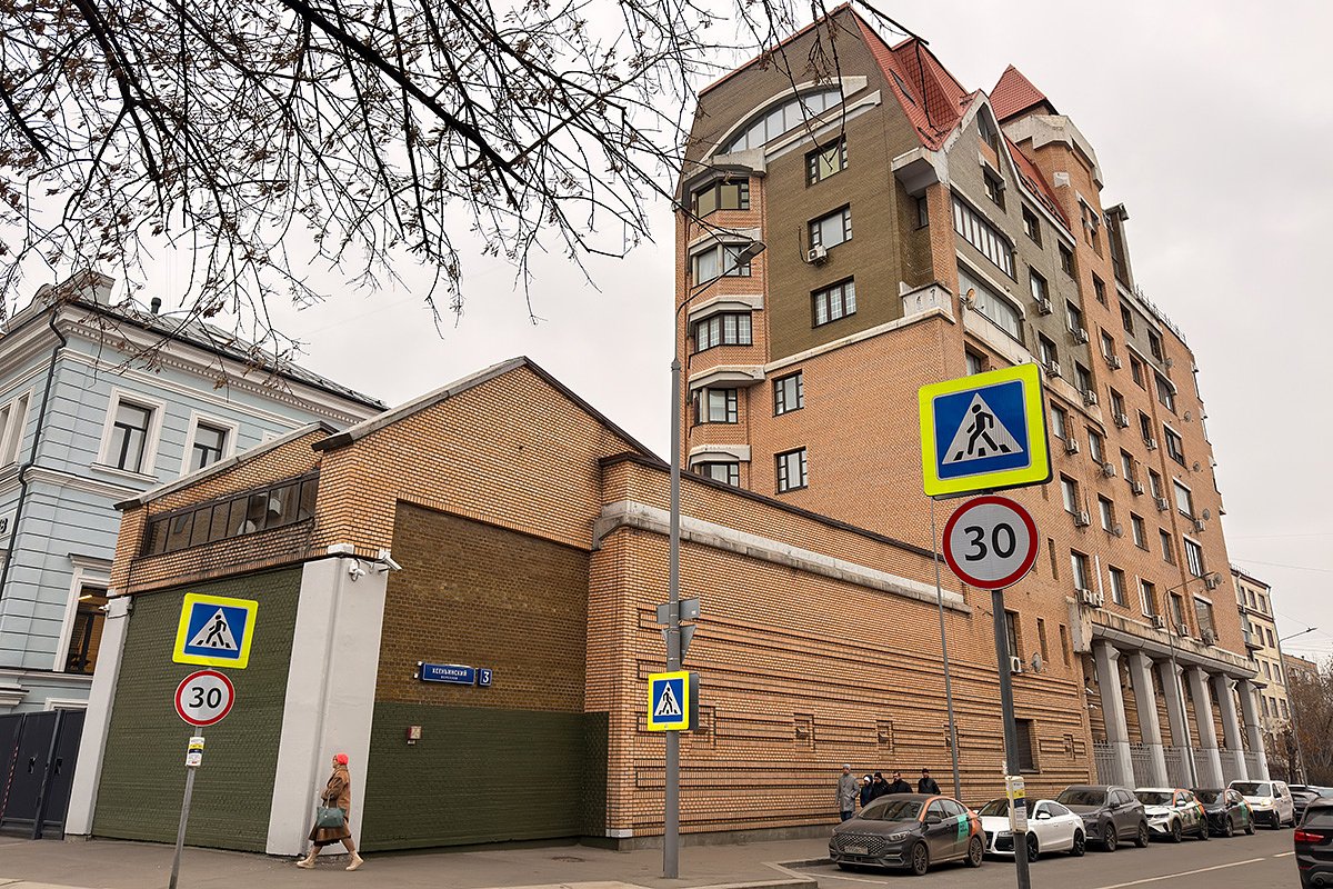 Дом в Ксеньинском переулке в Москве, квартирой в котором владела Лариса Долина