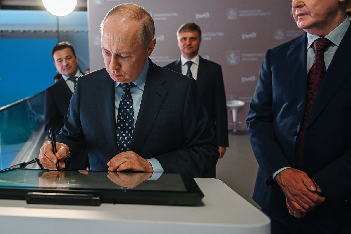 Владимир Путин подписывает проект развития ВСМ