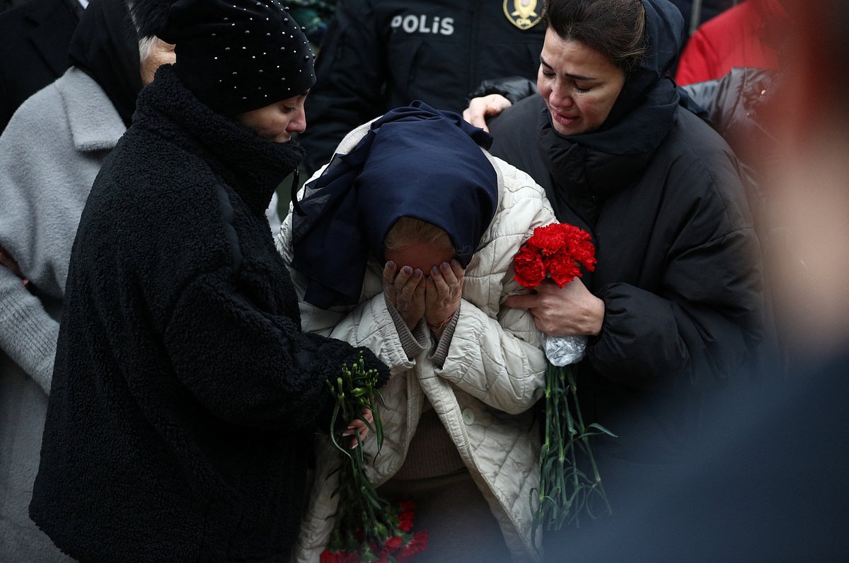 Люди скорбят во время похорон жертв крушения самолета «Азербайджанских авиалиний», Азербайджан, 29 декабря 2024 года