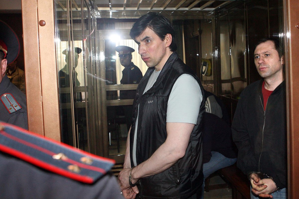 Штатный киллер Орехово-Медведковского ОПС Алексей Шерстобитов (Леша Солдат, в центре)