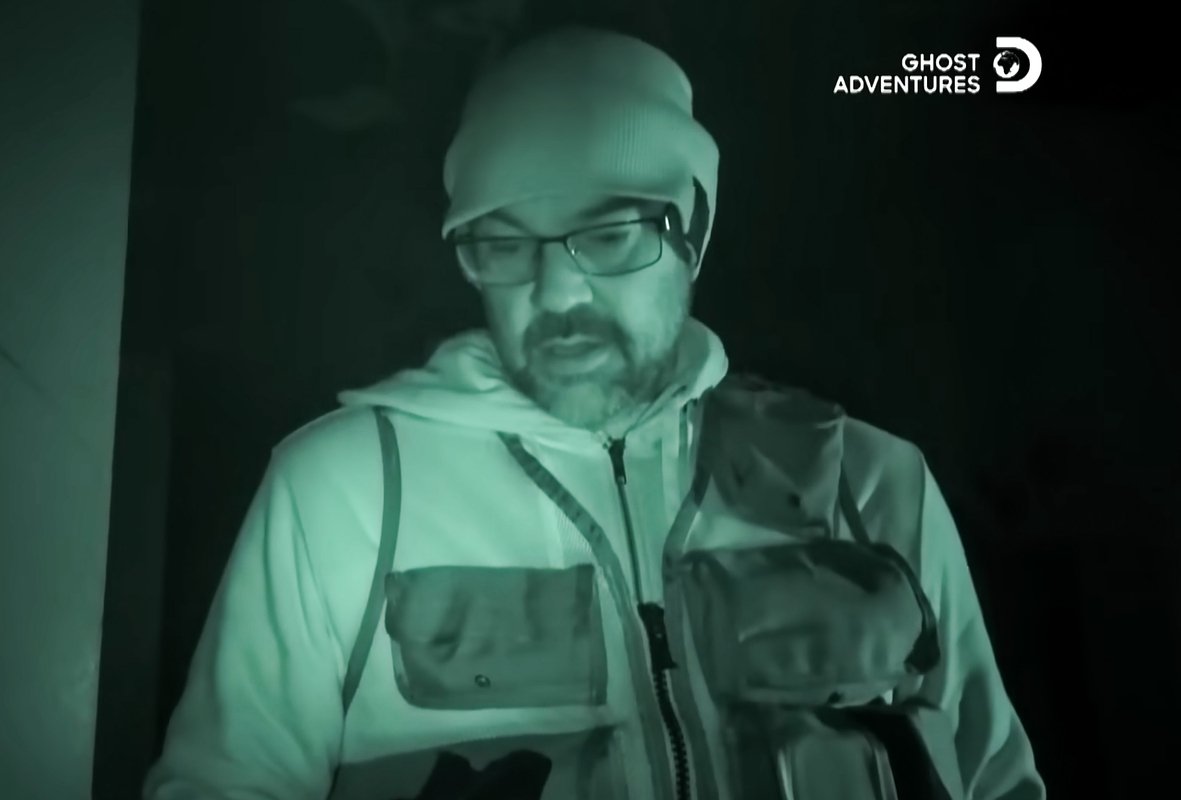 Ведущий Аарон Гудвин на съемках шоу «Призрачные приключения»