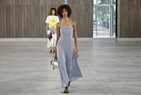 Избитые модели, мужчины с женской грудью и танк на подиуме. Чем еще мир моды шокировал публику в 2025 году?