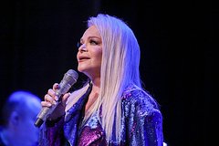 Лариса Долина