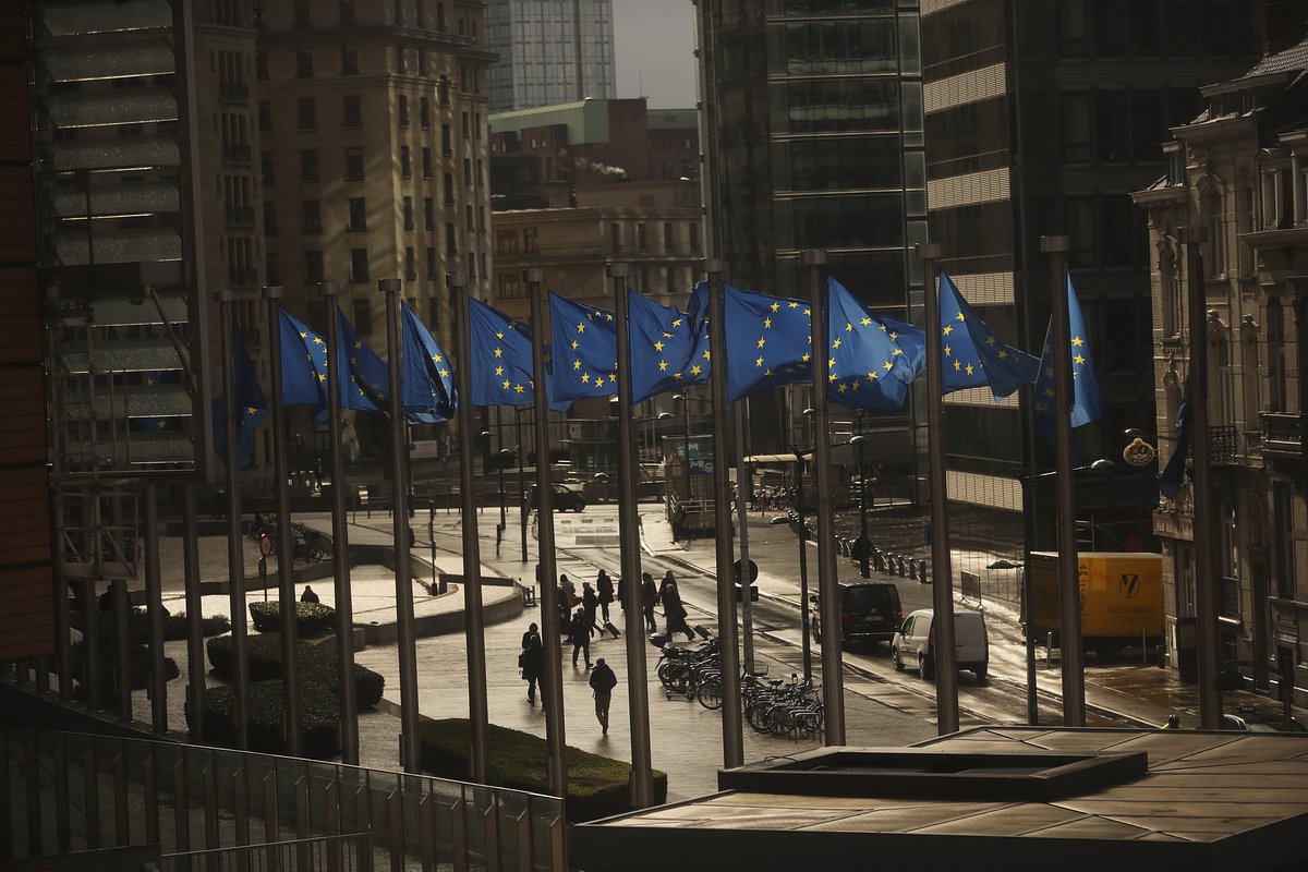 Флаги Европейского союза у здания Европейской комиссии в Брюсселе, Бельгия, 14 марта 2019 года