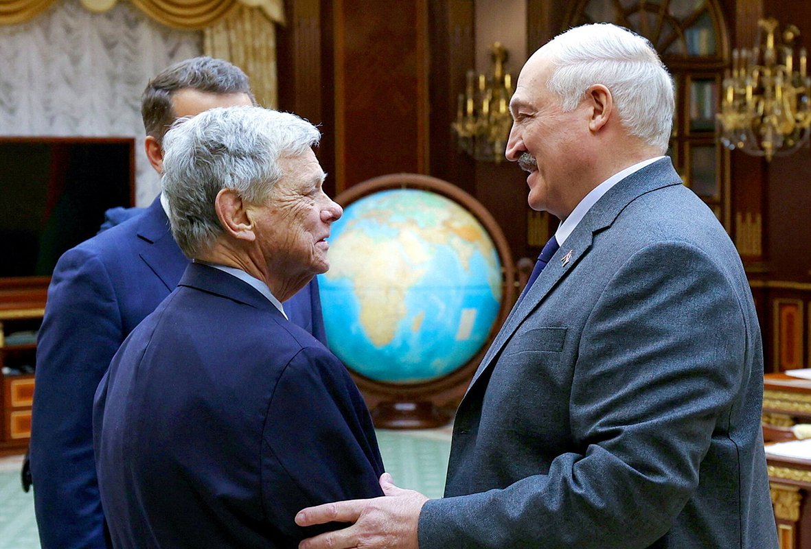 Президент Белоруссии Александр Лукашенко и спецпредставитель президента США Джон Коул в Минске, Белоруссия, 12 декабря 2025 года