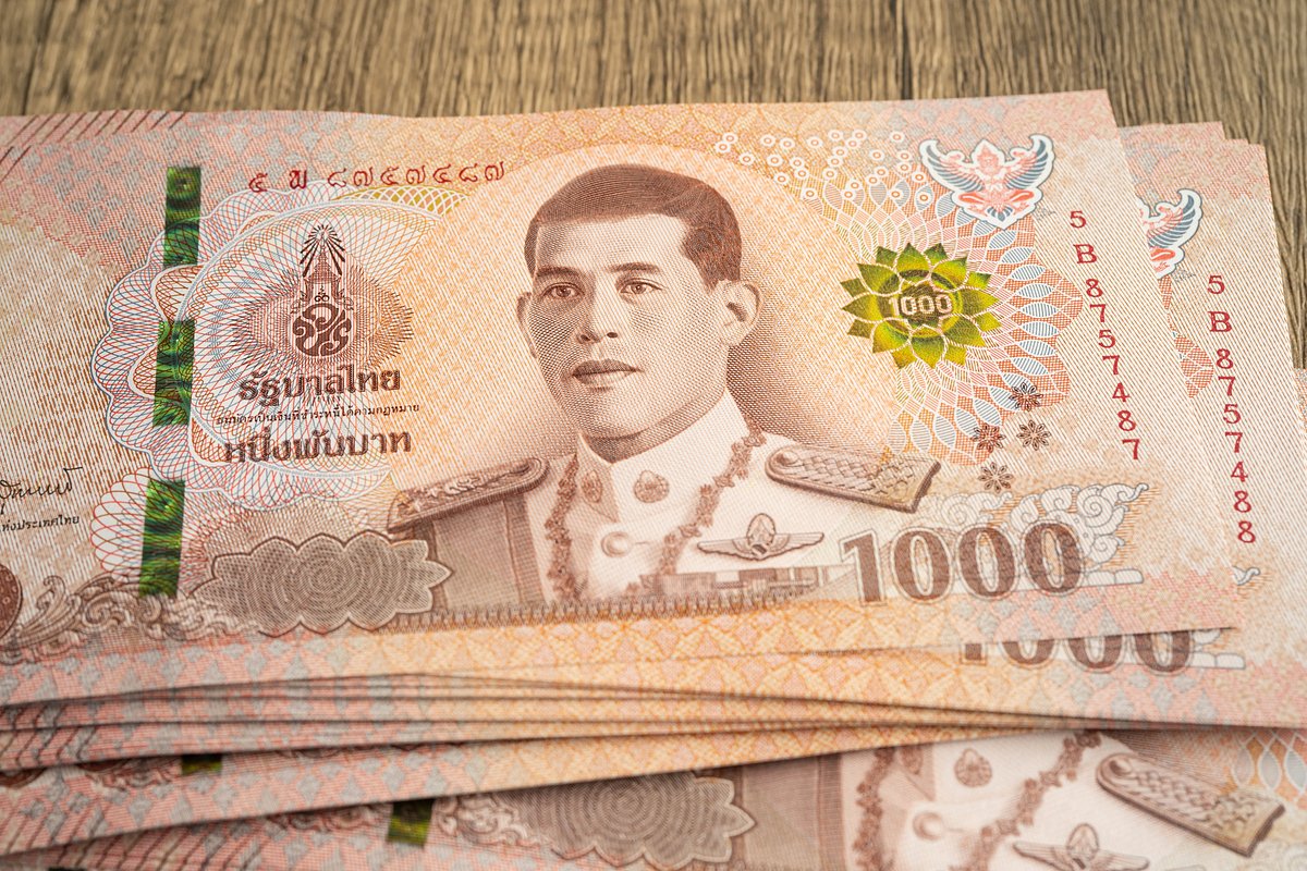 В Таиланде запрещено мять купюры, ронять их на землю и даже случайно наступать на них