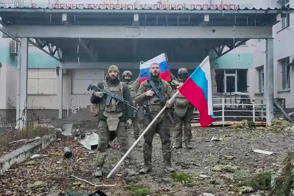 Российские военнослужащие с триколором в Купянске, Харьковская область, Украина