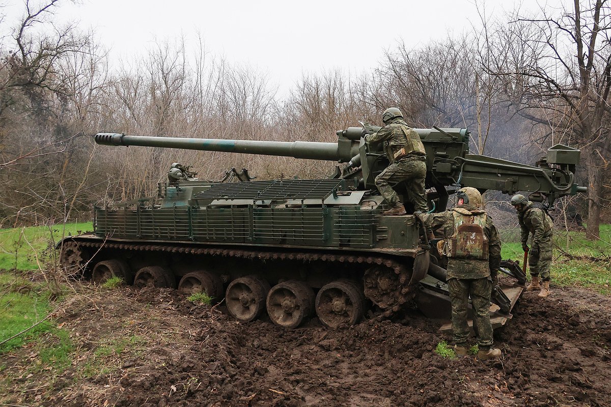 Расчет самоходной пушки 2С5 «Гиацинт-С» группировки войск «Днепр» Вооруженных сил России, Запорожская область, Россия