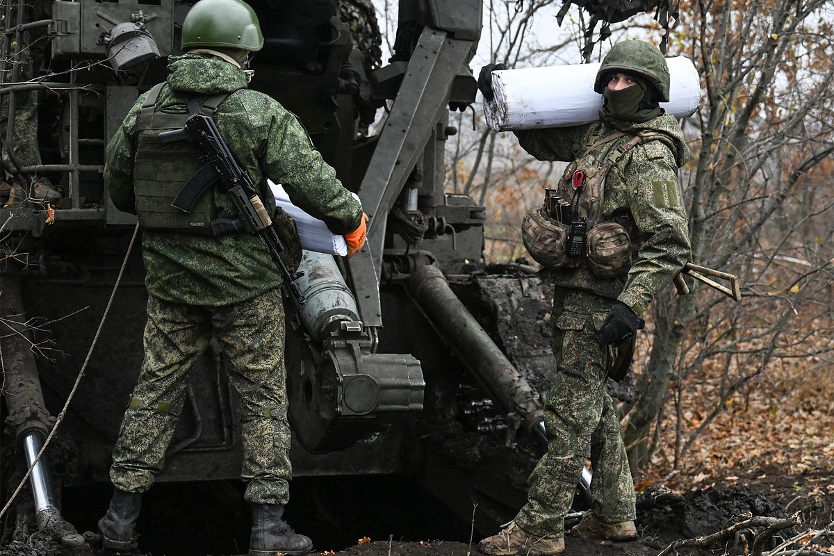 Военнослужащие расчета самоходной пушки 2С7 «Пион» группировки войск «Запад» Вооруженных сил России, Харьковская область, Украина