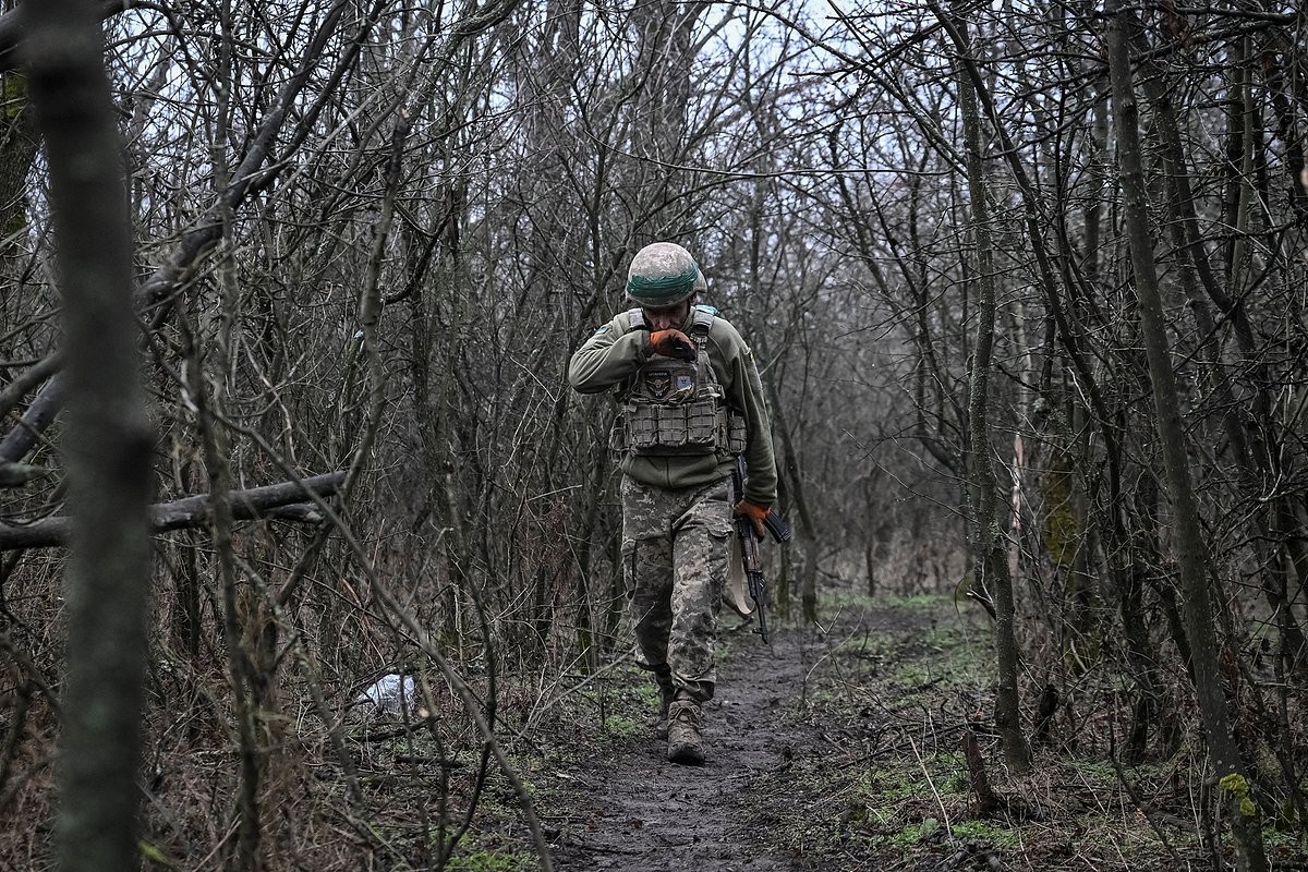 Артиллерист 152-й отдельной егерской бригады Вооруженных сил Украины неподалеку от Красноармейска (Покровска), Донецкая народная республика (ДНР), Россия, 11 декабря 2025 года