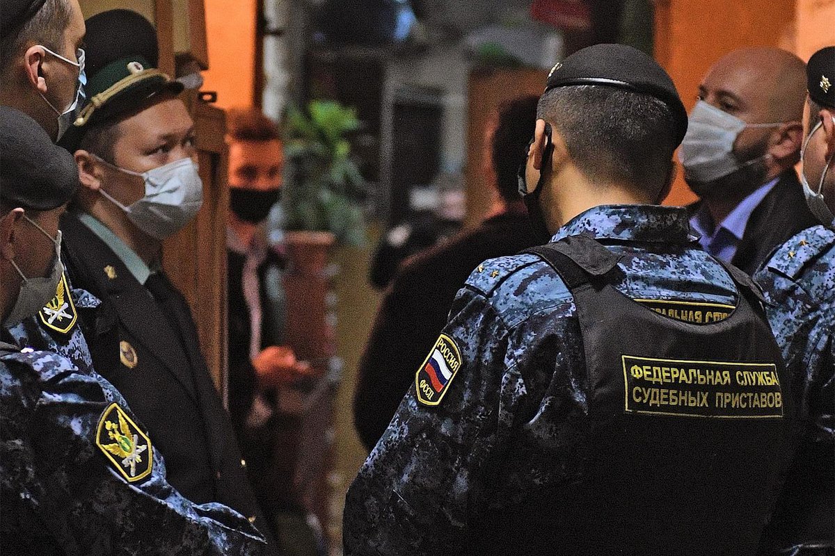 Сотрудники Федеральной службы судебных приставов во время выселения
