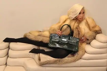 Карди Би похвасталась редкой сумкой за девять миллионов рублей