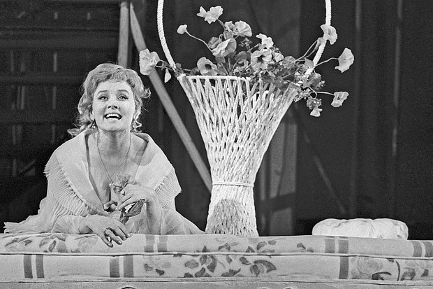 Вера Алентова в спектакле театра имени А.С.Пушкина, 1972 год