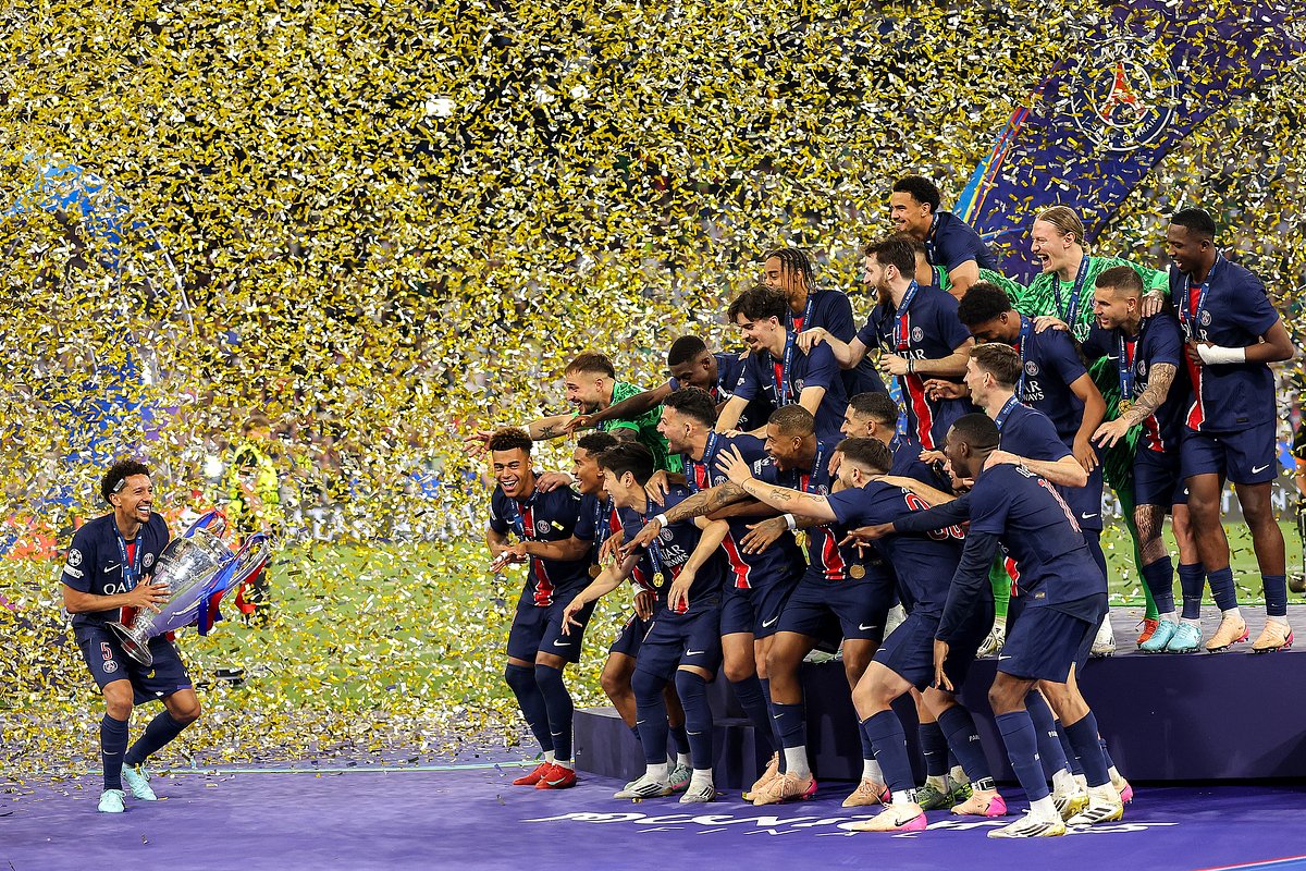 Футболисты ПСЖ празднуют победу в Лиге чемпионов