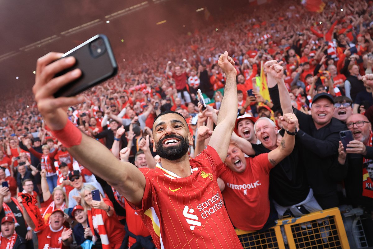 Нападающий «Ливерпуля» Мохамед Салах празднует чемпионство с болельщиками клуба