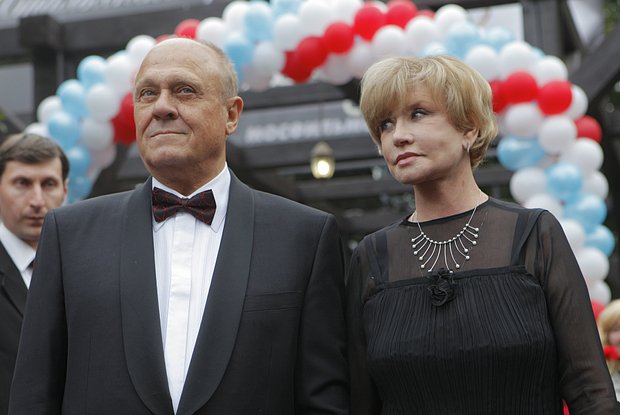 Владимир Меньшов с супругой Верой Алентовой на церемонии закладки именной плиты режиссера на Аллее звезд кино в Москве. 2009 год