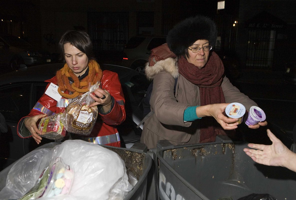 Двое фриганов роются в мусорных баках возле продуктового магазина на Манхэттене