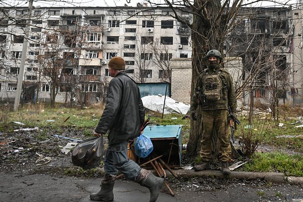 Местный житель и военнослужащий группировки войск 