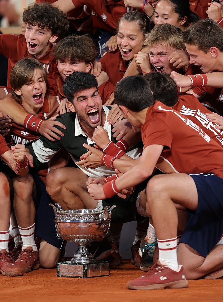 Карлос Алькарас празднует победу на «Ролан Гаррос»-2025