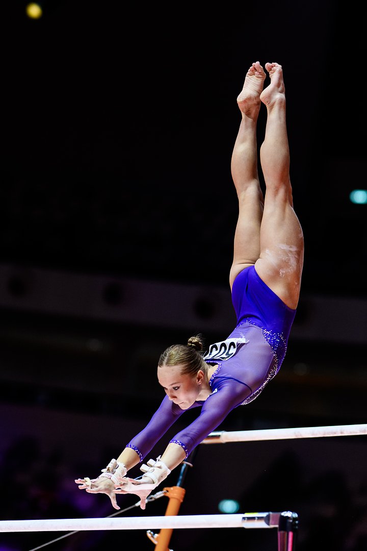 Ангелина Мельникова во время выступления на брусьях на чемпионате мира-2025