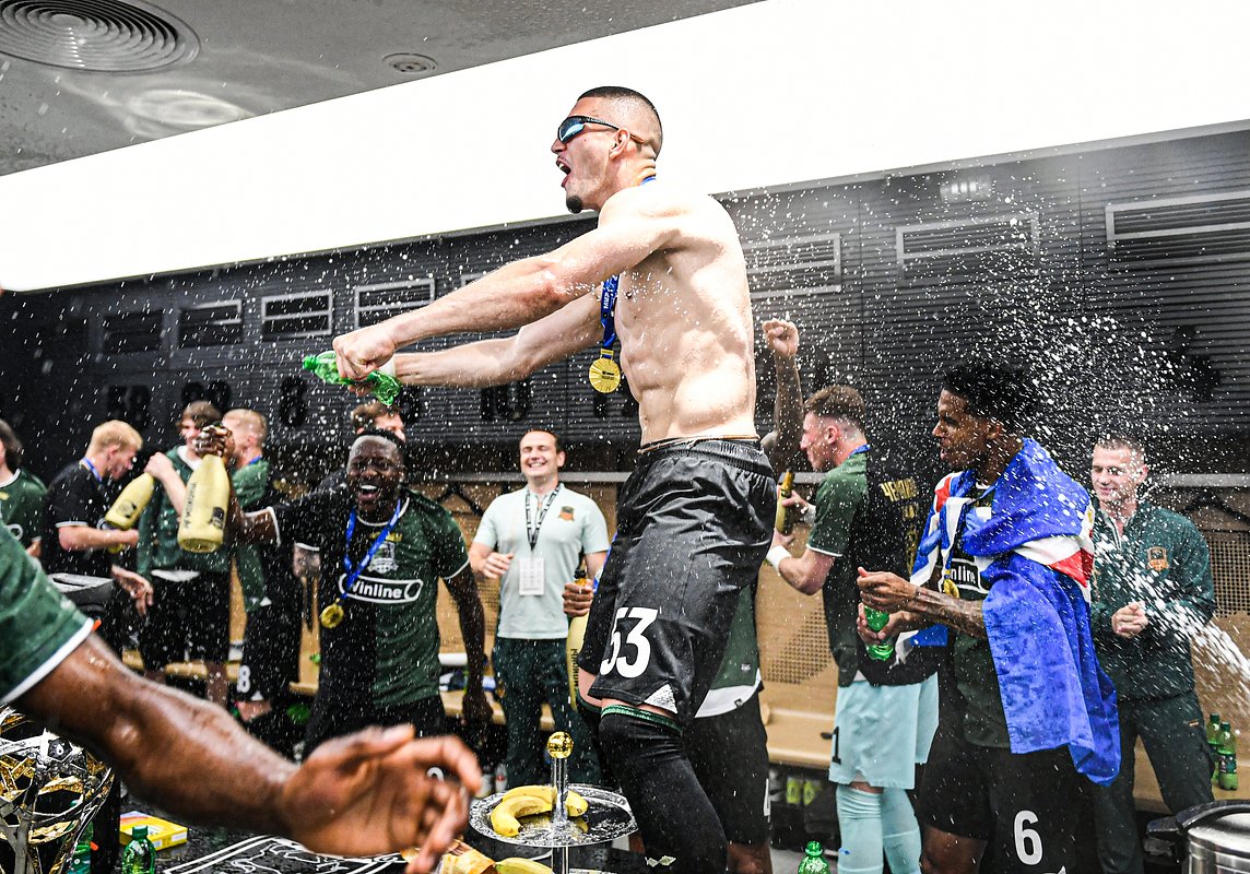 Футболисты «Краснодара» праздную чемпионство в раздевалке