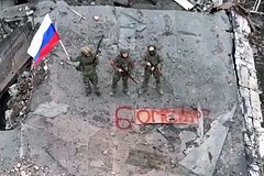 Военнослужащие ВС РФ на одной из улиц в освобожденном Северске.