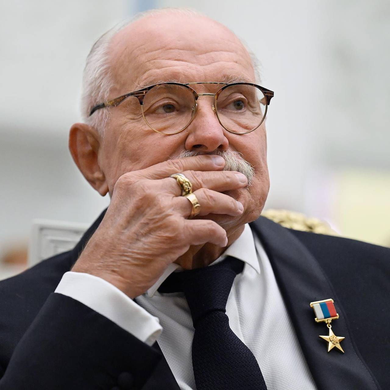 Михалков не стал раскрывать личность облившего Путина вином