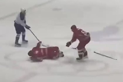 Лукашенко сбили с ног во время хоккейного матча