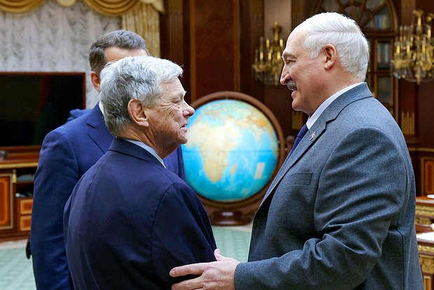 Спецпосланник США Джон Коул и Александр Лукашенко 