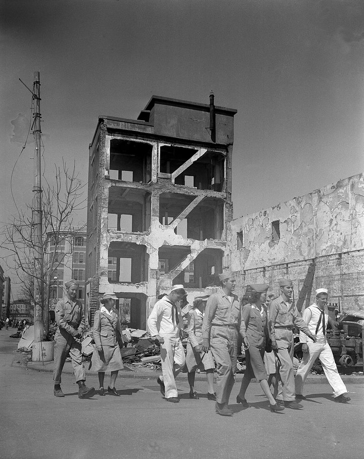 Американские моряки, солдаты и медсестры Красного Креста осматривают Токио, разрушенный ВВС США, Япония, 5 сентября 1945 года
