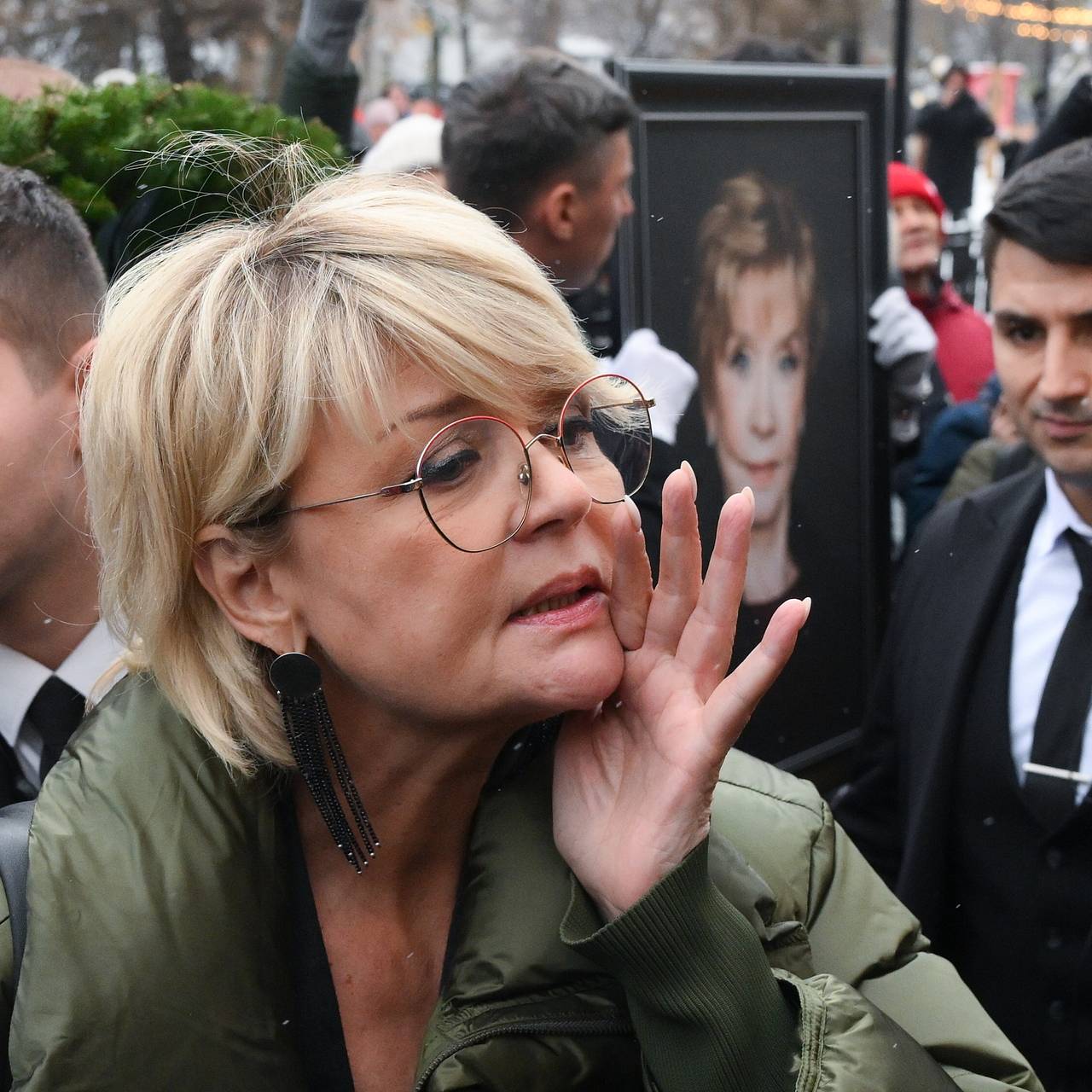 &laquo;Она мечтала так уйти&raquo;. Веру Алентову похоронили на Новодевичьем кладбище Москвы. Что рассказала на прощании ее дочь?