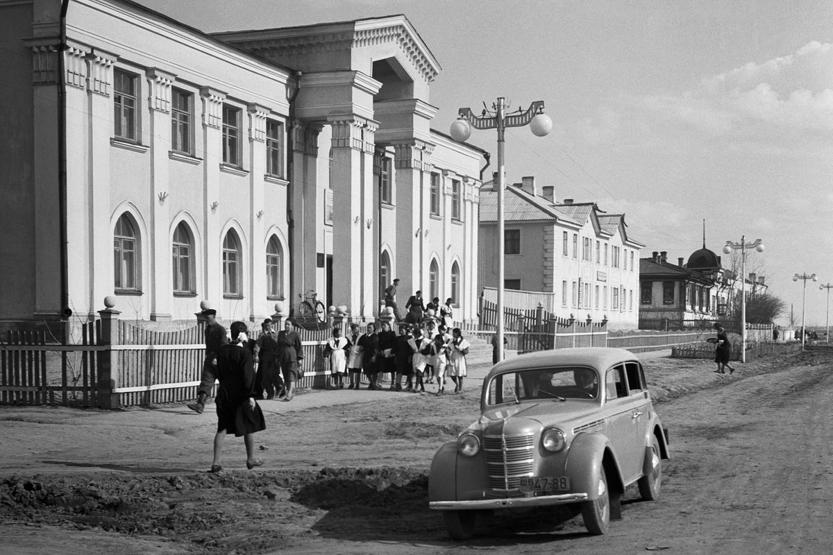 Комсомольцы у здания горкома ВЛКСМ в Акмолинске (ныне Астана), 1954 год
