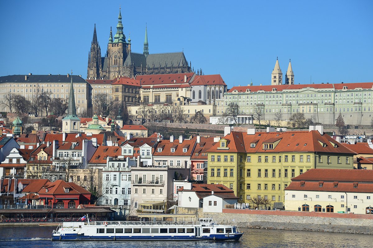 Вид на Пражский Град и собор Святого Вита в Праге
