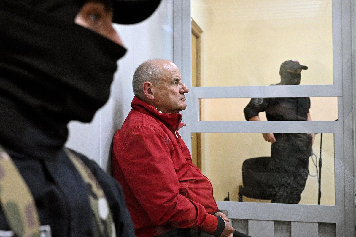 Павел Попов ( в центре)