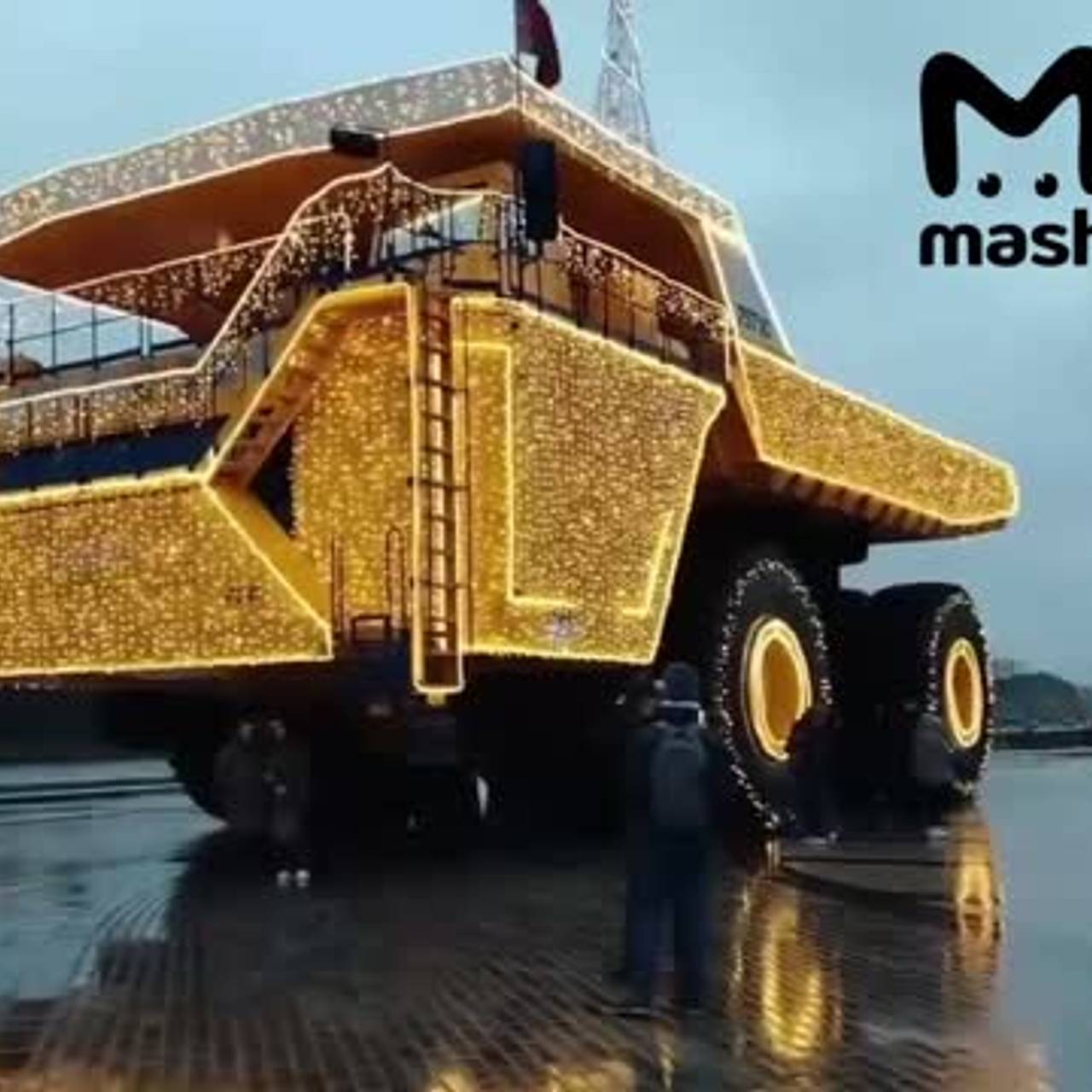В Минске нарядили огромный БелАЗ вместо елки и сняли его на видео