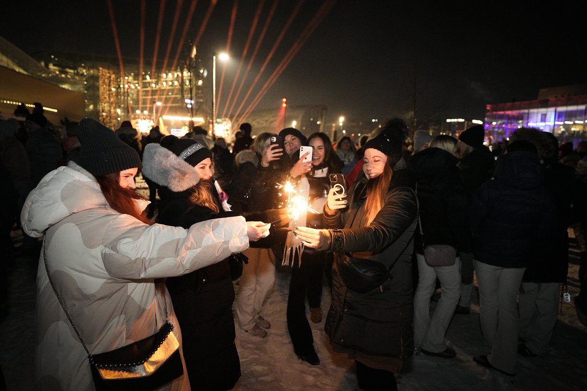 Жители города Хельсинки отмечают Новый год на площади Кансалайстори. Вместо традиционного фейерверка в 2024 году решили провести более экологичное пиротехническое шоу