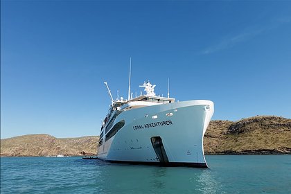 Более сотни пассажиров застряли на двое суток на круизном лайнере из-за кораллового рифа