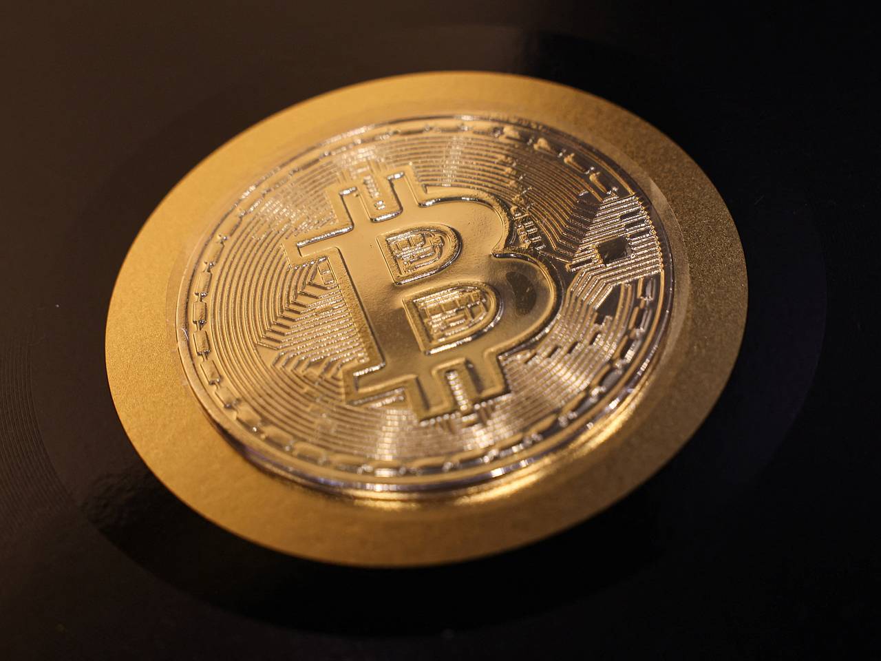 Названо главное преимущество биткоина перед долларом: Капитал: Экономика:  Lenta.ru