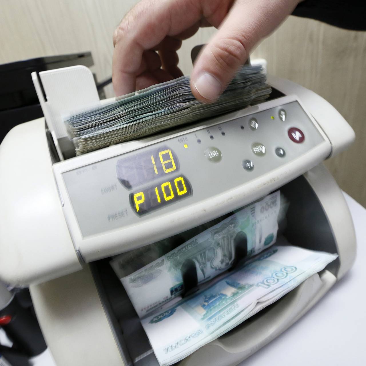 В России начали блокировать снятие крупной суммы в банкомате