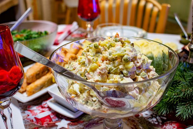 Нутрициолог: безопасная порция оливье — 100–150 граммов, селёдки под шубой — 120 граммов