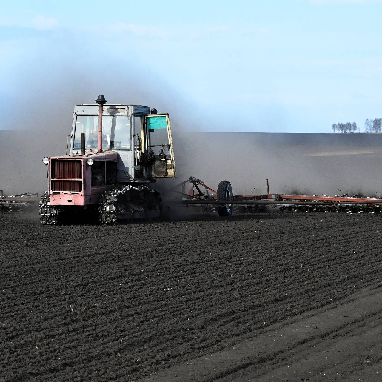 Названы профессии с зарплатой до 300 тысяч рублей в месяц