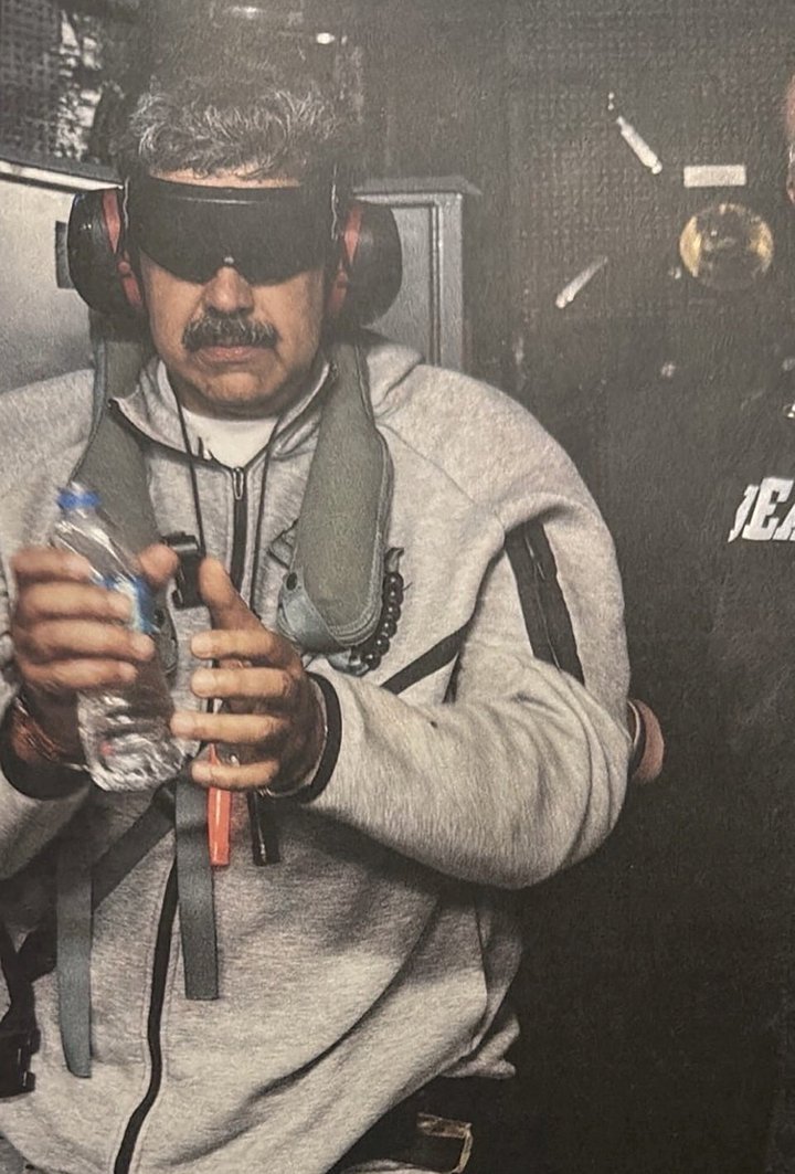 Похищенный президент Венесуэлы Николас Мадуро, на борту десантного корабля ВМС США Iwo Jima. Изображение опубликовал Дональд Трамп в своем аккаунте в социальной сети Truth