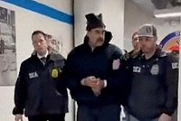 «Довыделывался и огреб». Мадуро привезли в Нью-Йорк с мешком на голове 