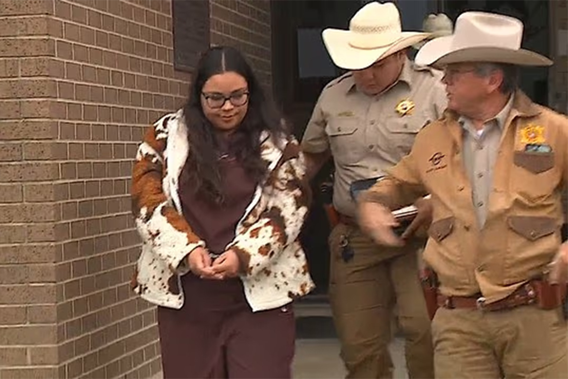 Учительница&nbsp; занялась сексом с 14-летним школьником на парковке супермаркета