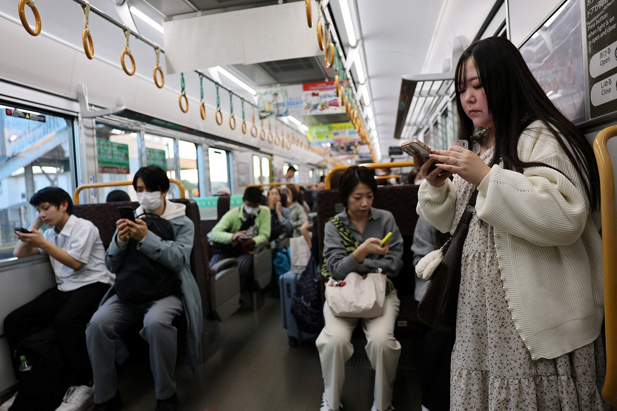 Никто не знает, что в телефоне у девушки — ее виртуальный жених