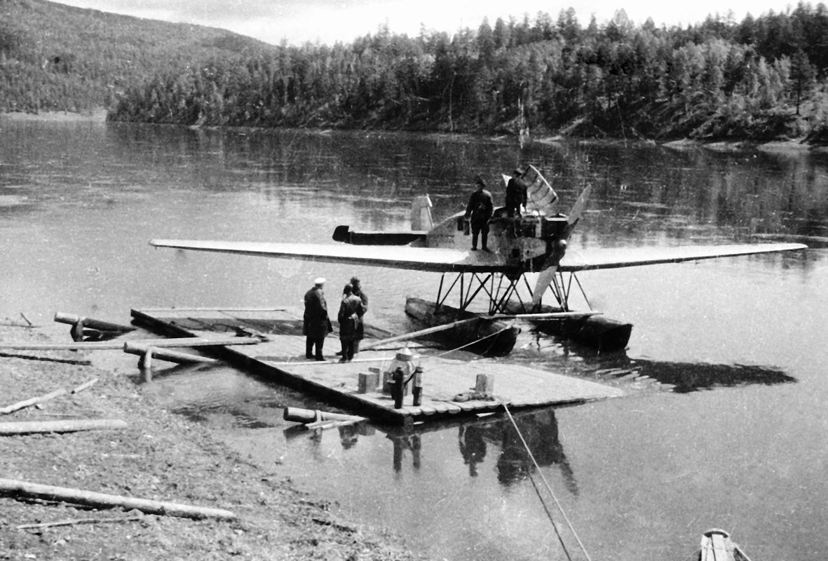 Гидросамолет авиалинии Иркутск -- Якутск на реке Лене