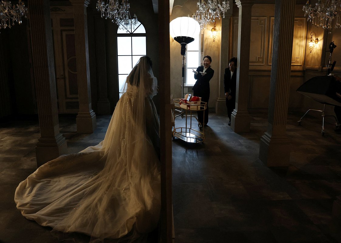 Организаторы свадьбы говорят с невестой