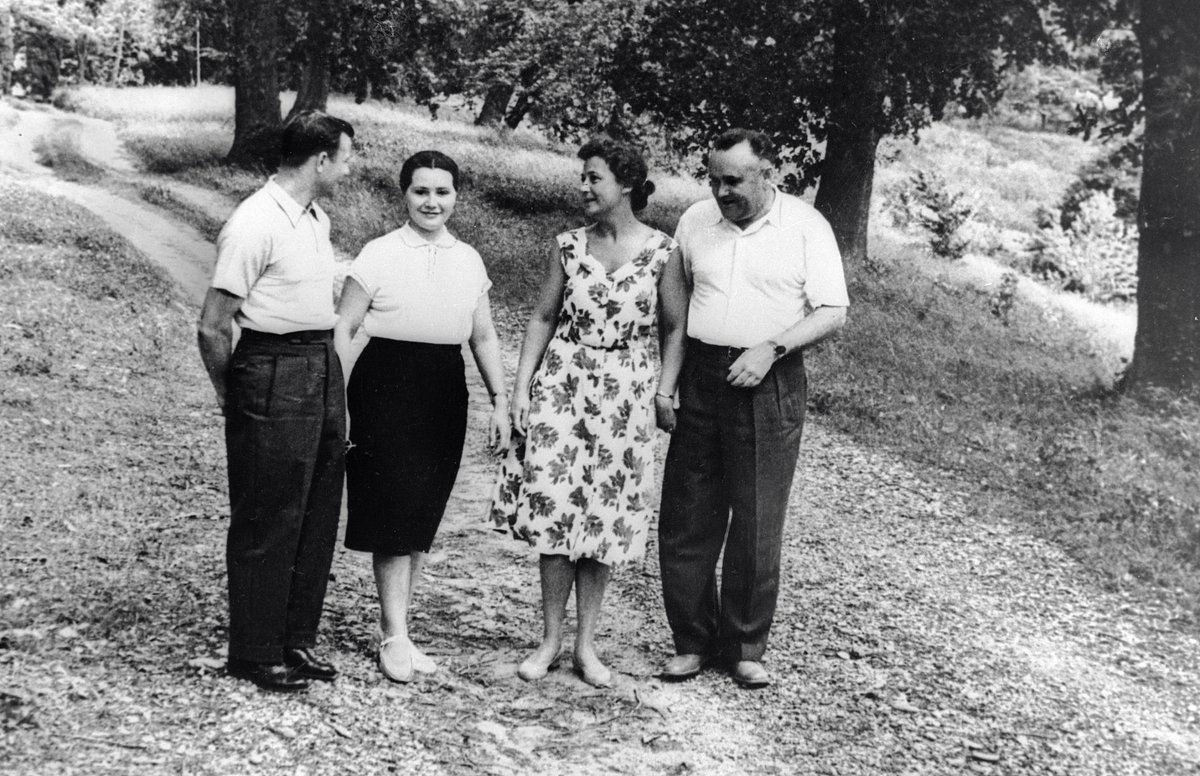 Сергей Королев с женой Ниной и Юрий Гагарин с женой Валентиной на отдыхе в Сочи
