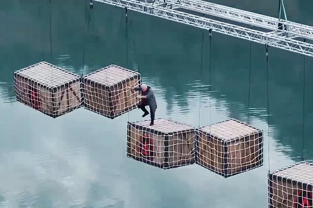 3. Съемки третьего сезона Выживалити или скриншот из видео (вшито в текст)
