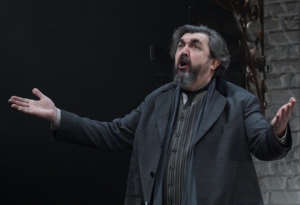 Заслуженный артист России Игорь Золотовицкий в роли Савватия Савельевича Гуски в сцене из спектакля «Блаженный остров» в театре Et Cetera в Москве.